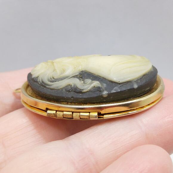 Vintage Lucite Cameo Locket Pendant, Hold Two Photos, 1960s Jewelry - Picture 8 of 10